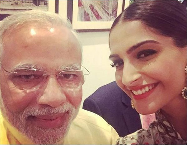 prime minister narendra modi Selfie with sonam kapoor