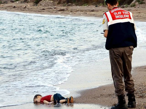 2015 Viral Photos Drowned syrian Baby 