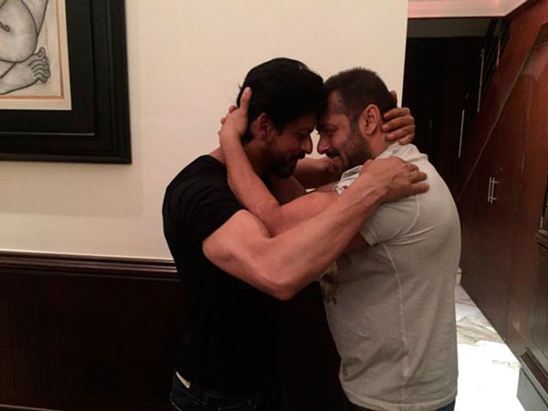 Salman and Shahrukh hugging